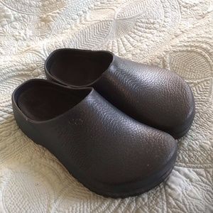 LIKE NEW BIRK WORK CLOGS